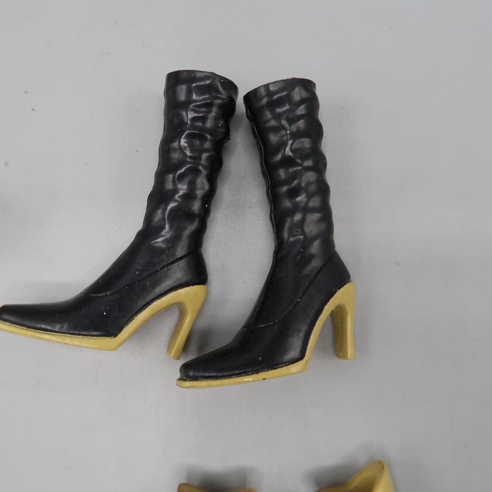 Vintage Bratz MGA 2 Pairs Of Shoes Boots Black Gold, 2 Purse, Purple pants Lot - Picture 4 of 7